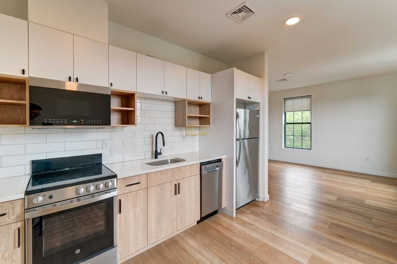 104 Howe St - Photo 6 of 50