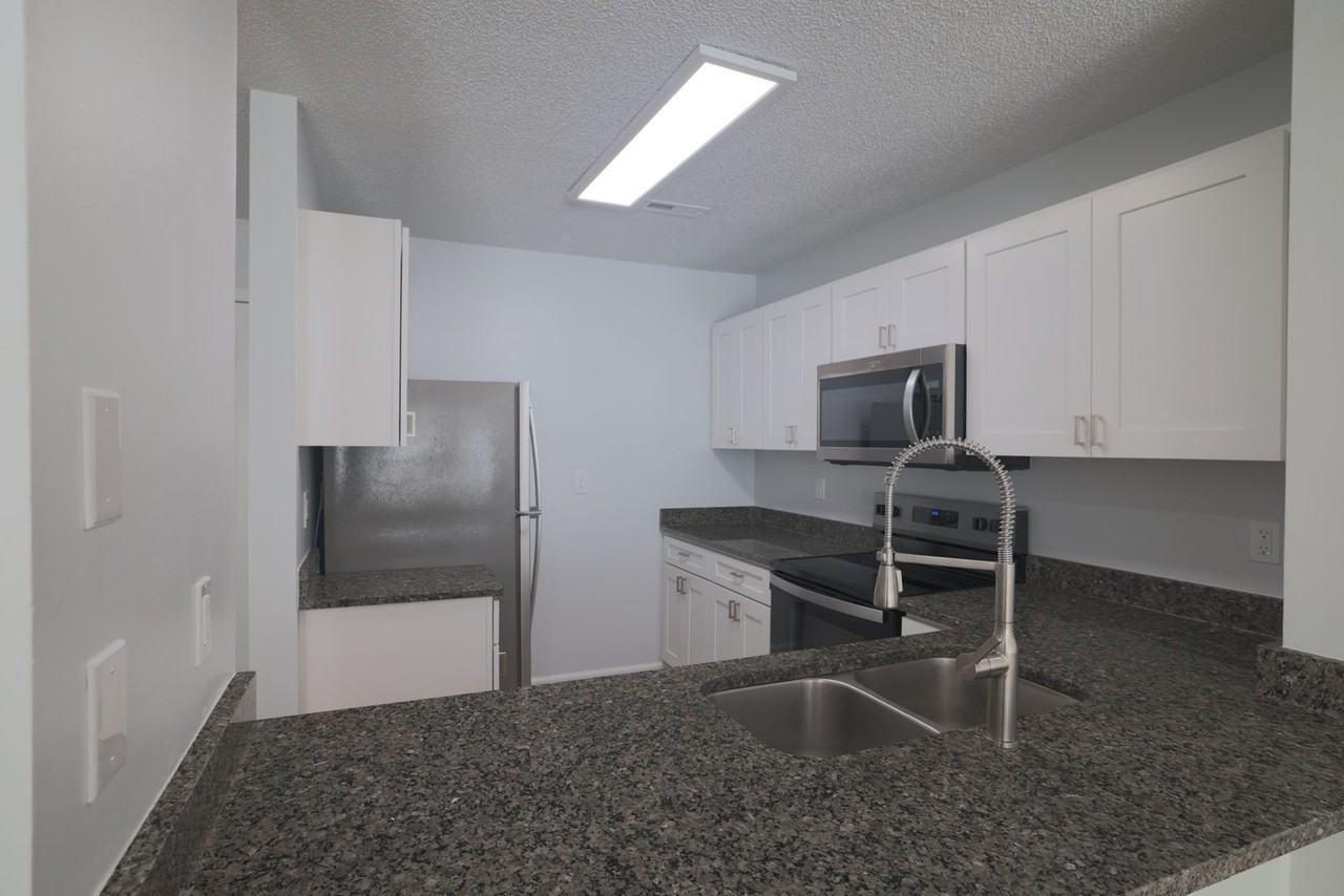 4 bed/4 bath Off - Photo 7 of 31