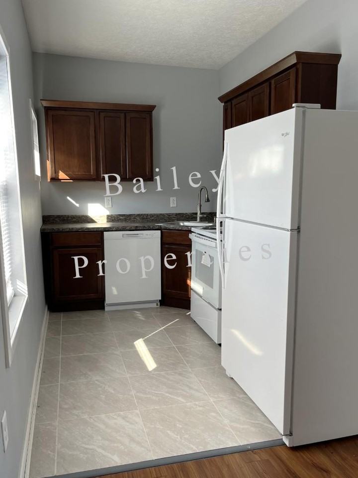 950 S Floyd St - Photo 3 of 9