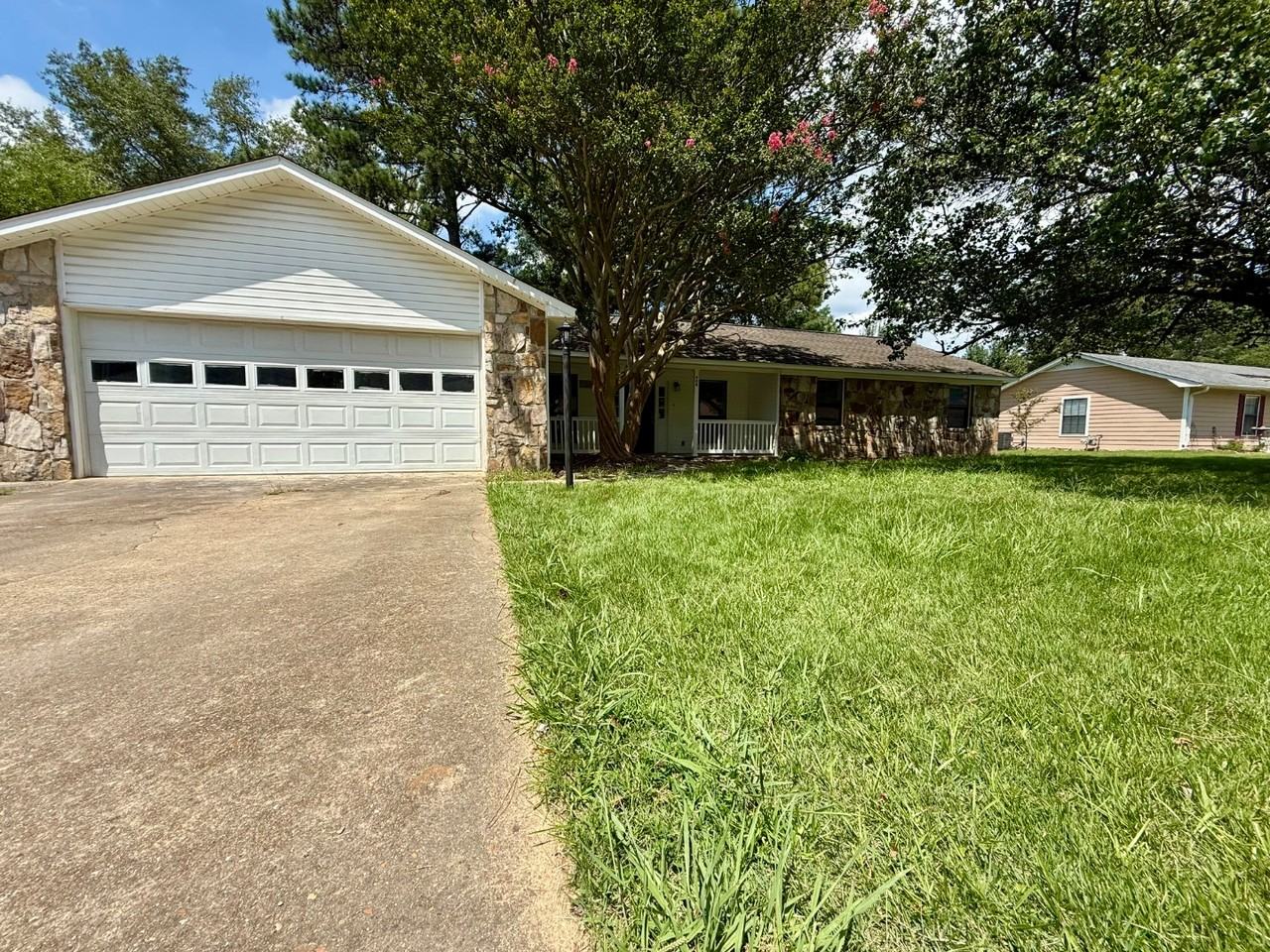 404 Briarwood Ave - Photo 3 of 20