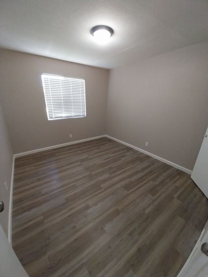 Yosemite Apartments - Photo 4 of 17