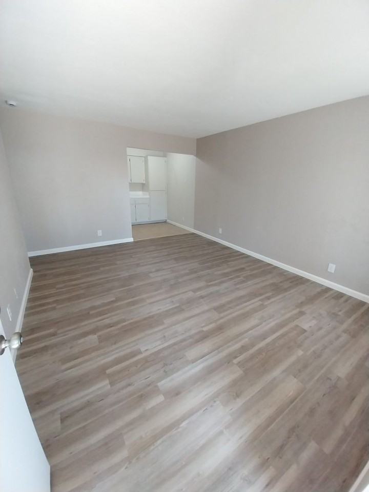 Yosemite Apartments - Photo 5 of 17