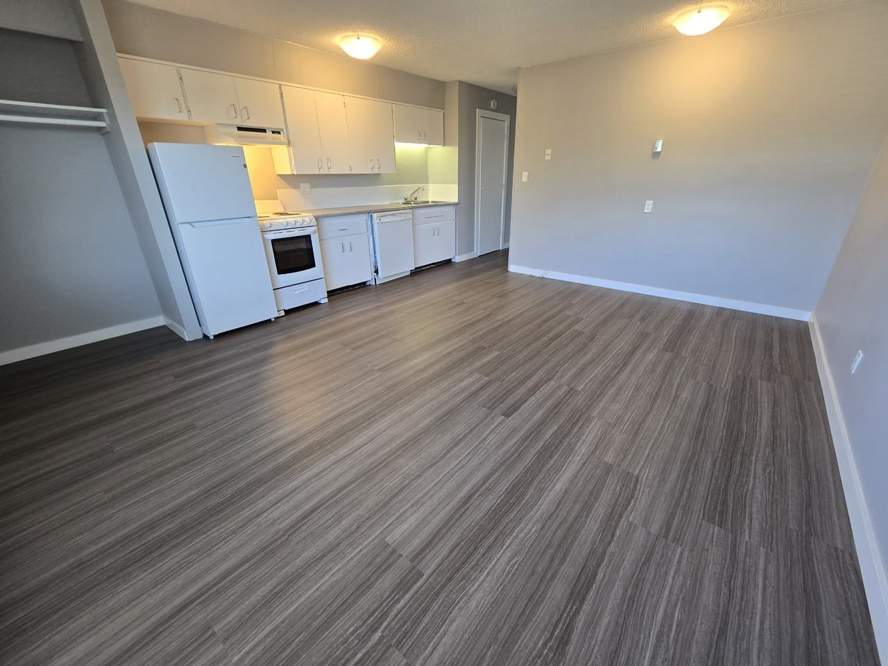 10215 104 St #7 - Photo 2 of 7