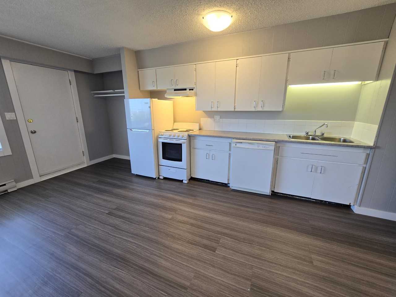 10215 104 St #7 - Photo 3 of 7