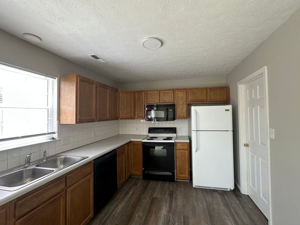 273 Mulberry Cir - Photo 5 of 20