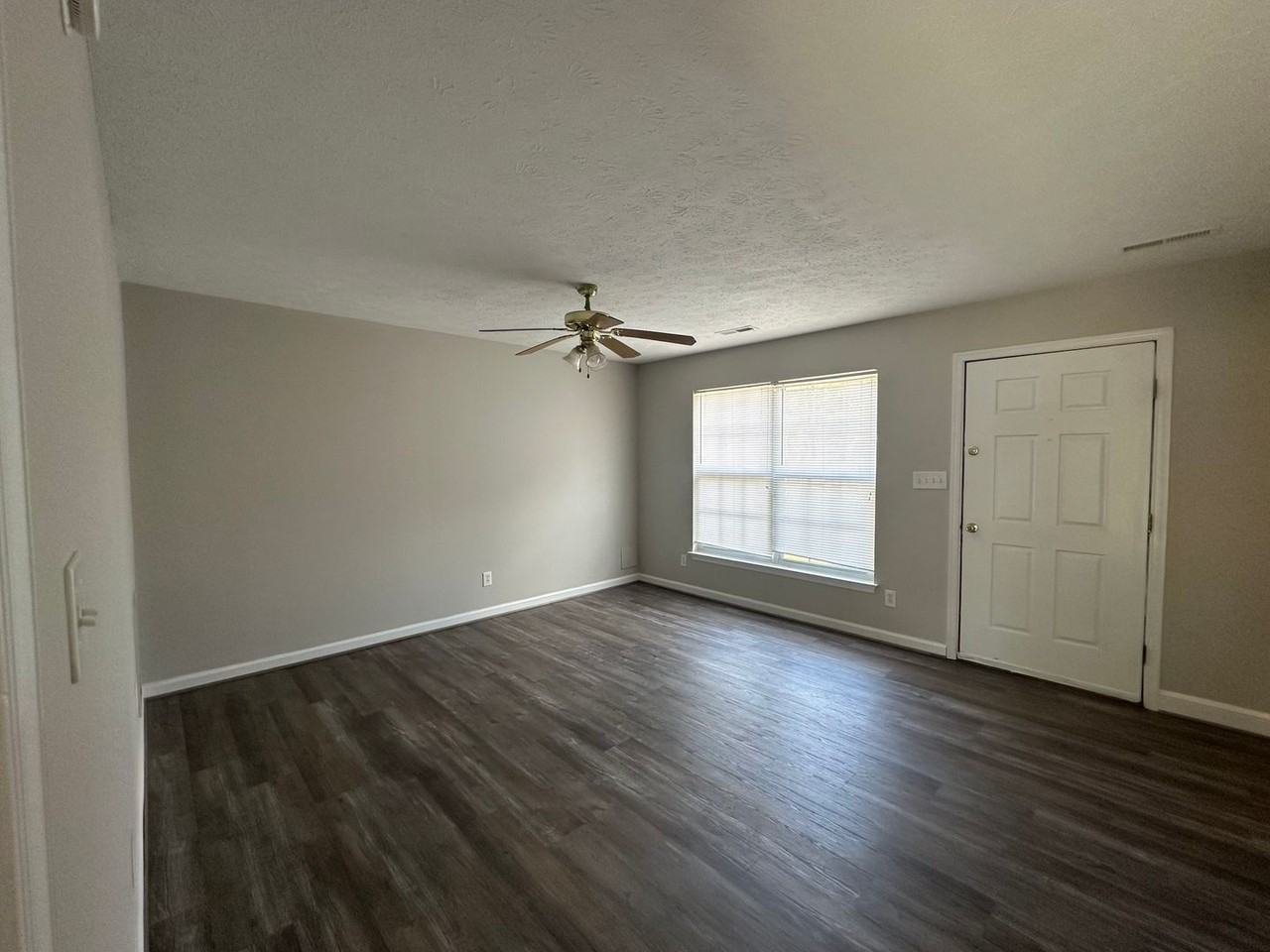 273 Mulberry Cir - Photo 4 of 20