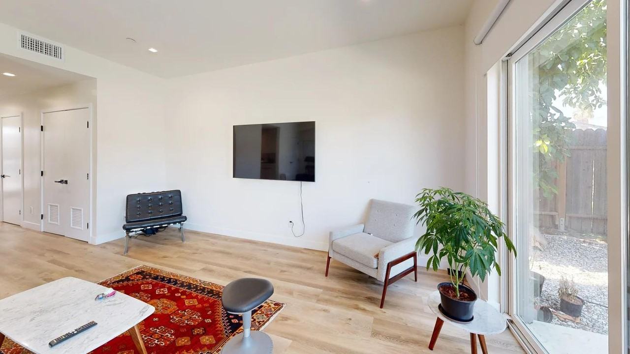 Modern West LA Gem! Bright & Spacious Apartment with Prime Access - Photo 4 of 20