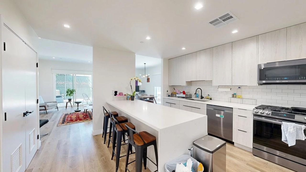 Modern West LA Gem! Bright & Spacious Apartment with Prime Access - Photo 5 of 20