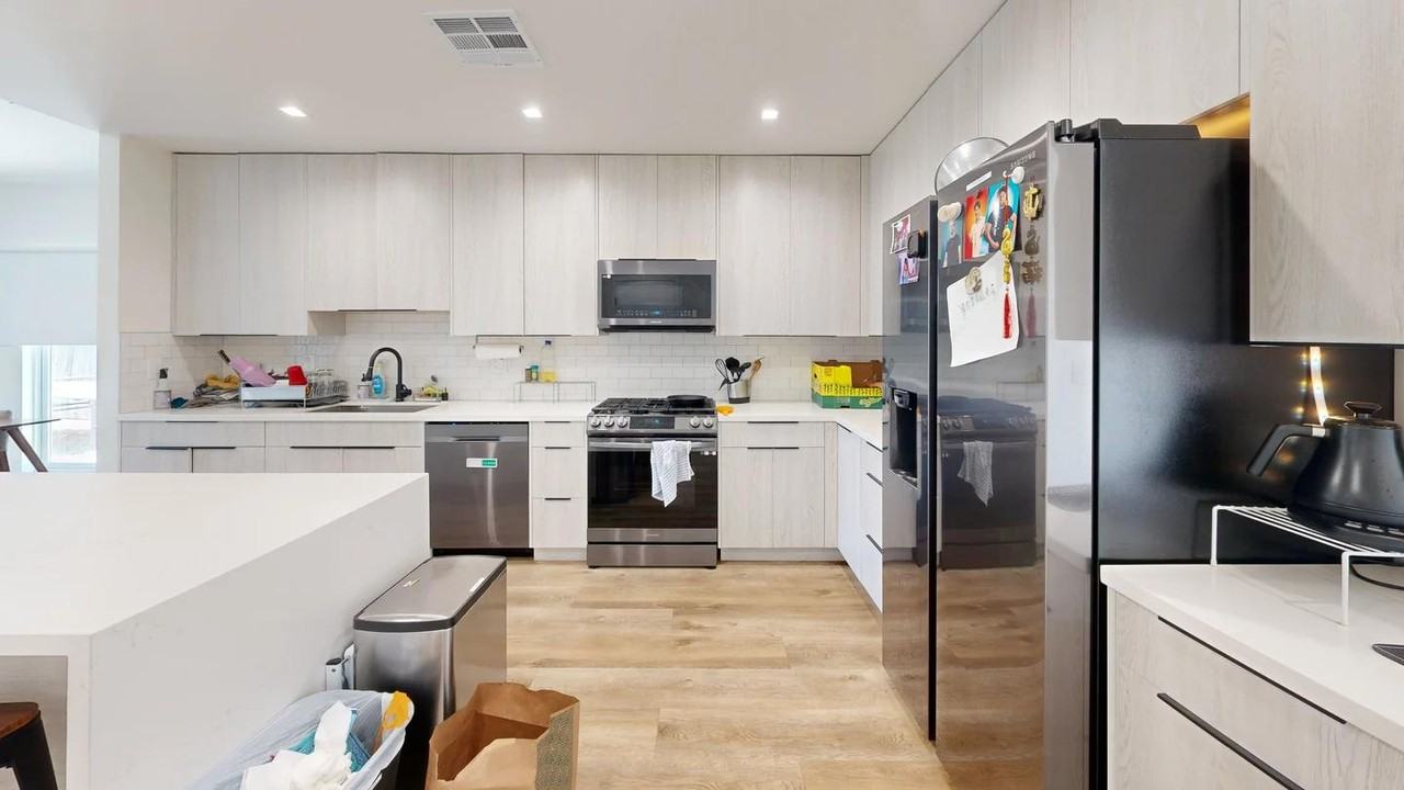 Modern West LA Gem! Bright & Spacious Apartment with Prime Access - Photo 7 of 20