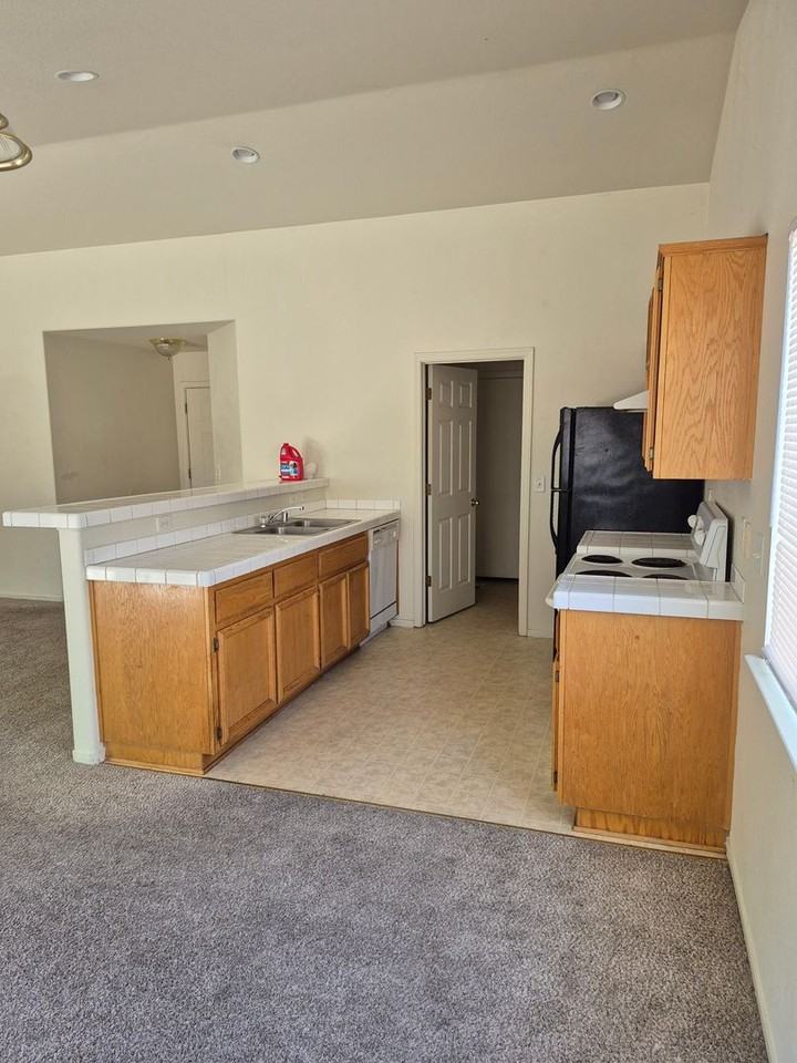 290 Emigrant Way - Photo 3 of 7