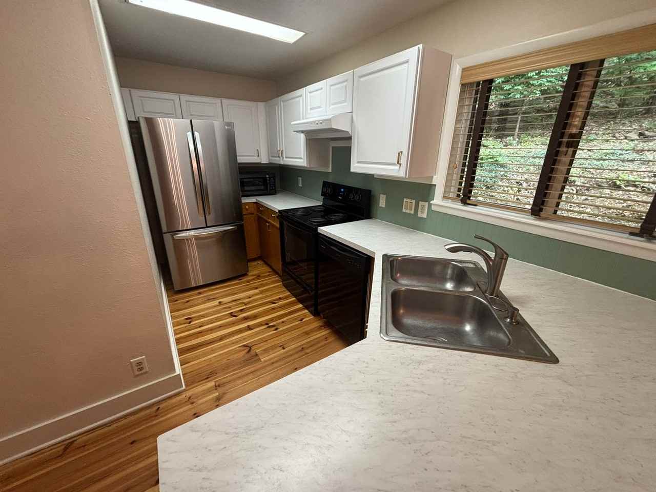894 N Lewis Ave - Photo 3 of 11