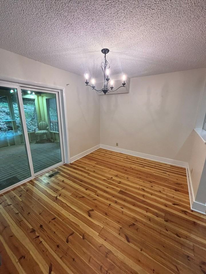 894 N Lewis Ave - Photo 4 of 11