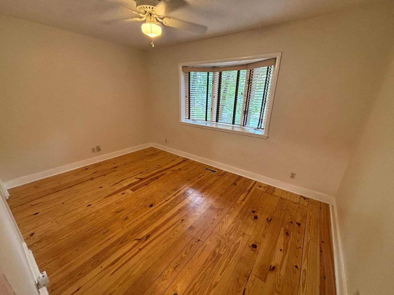 894 N Lewis Ave - Photo 5 of 11