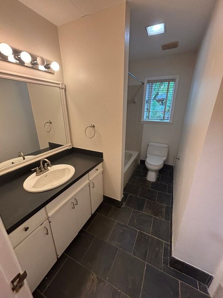 894 N Lewis Ave - Photo 6 of 11