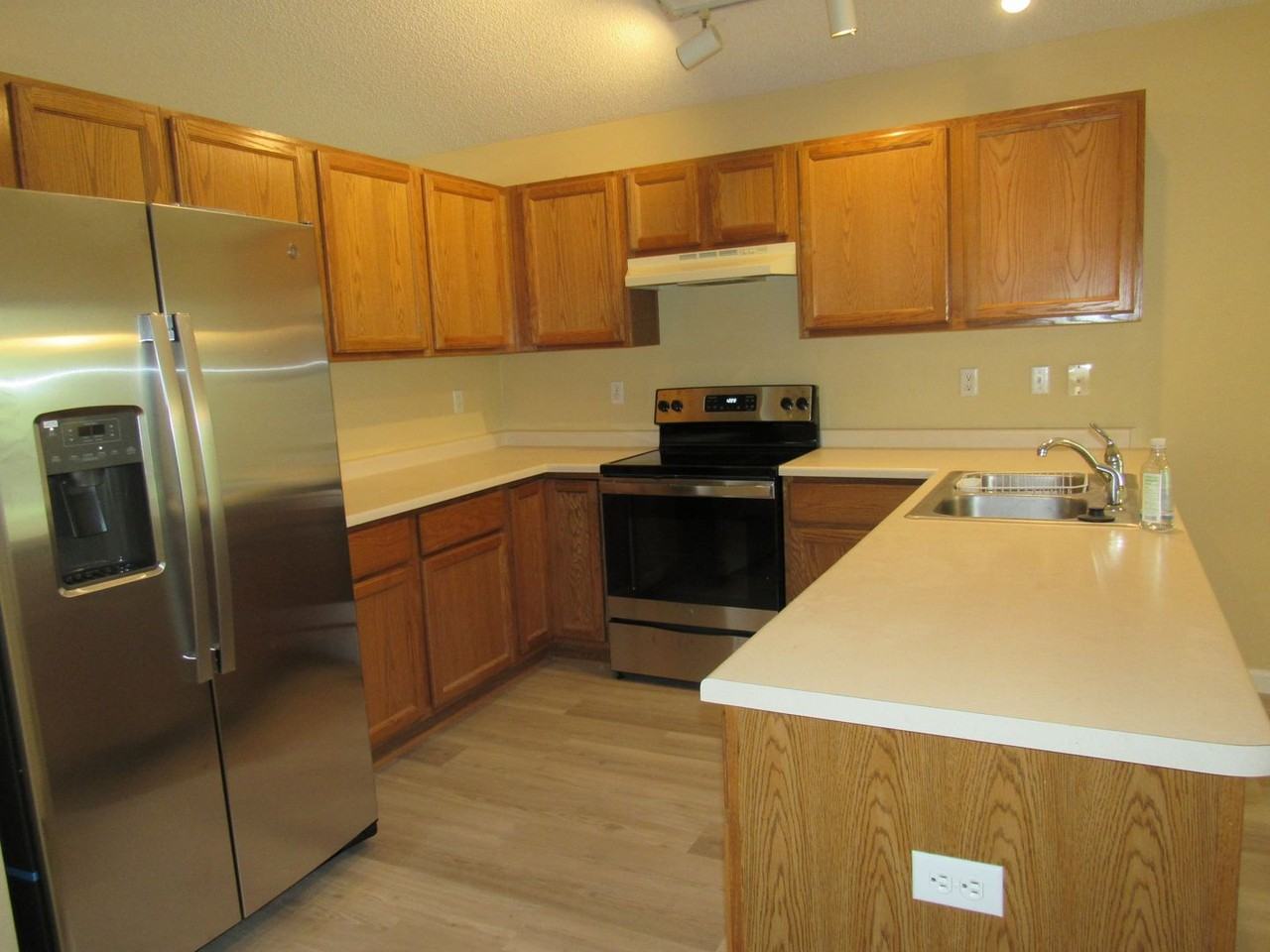 1910 Fountain Court - Photo 3 of 16