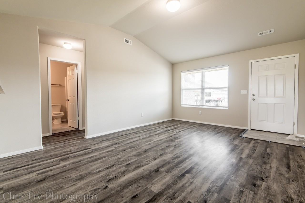 898 Ethan James St - Photo 3 of 20