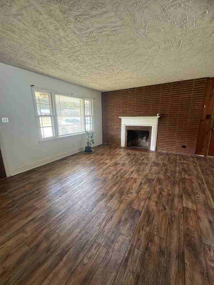 212 Frances St - Photo 3 of 15