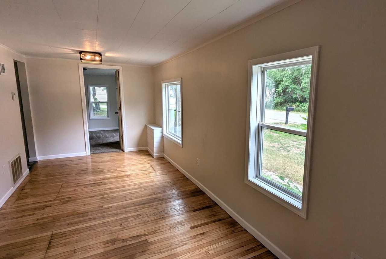 2335 Vine Ave - Photo 3 of 11