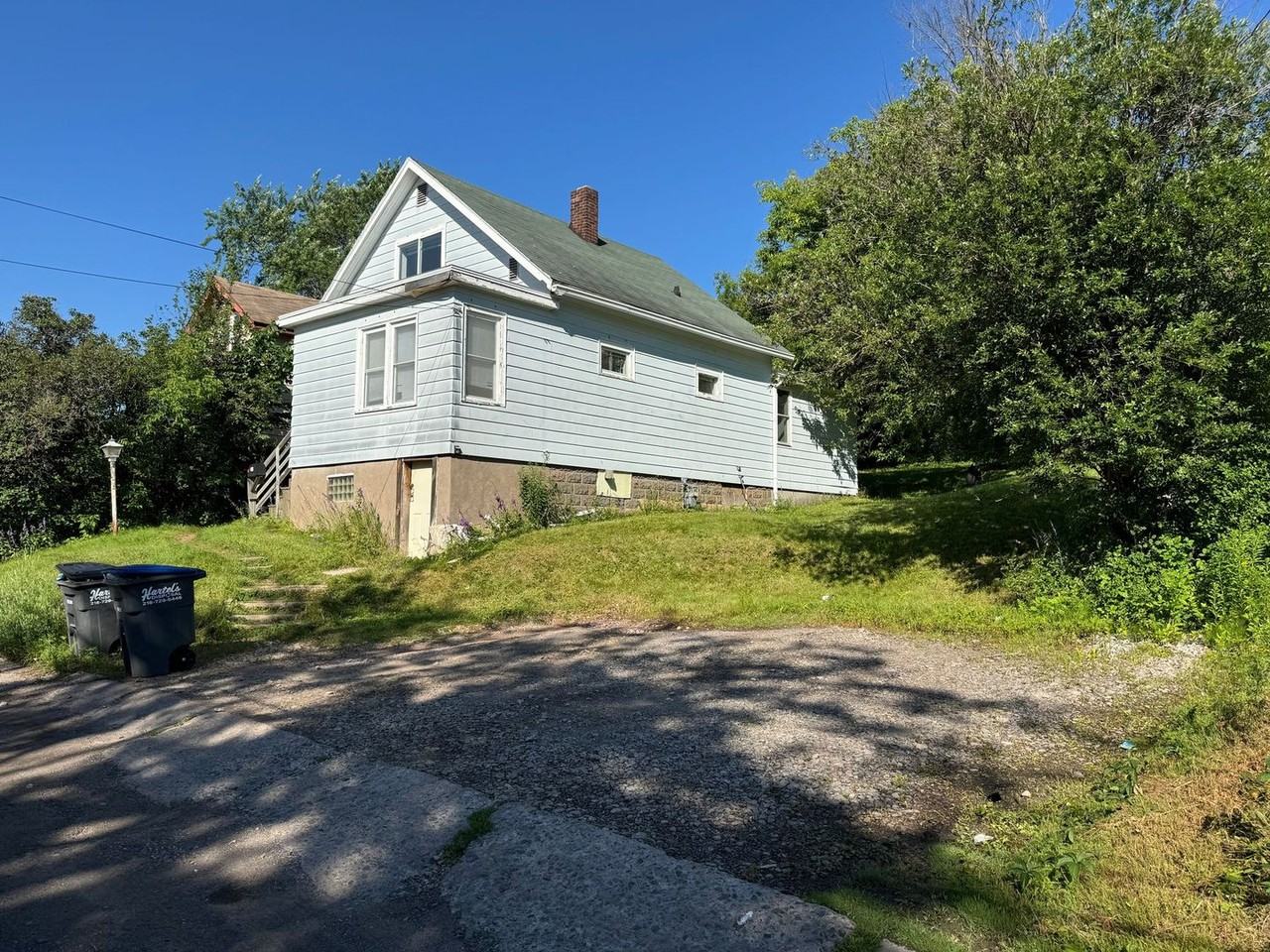 1318 E 11th St - Photo 4 of 15