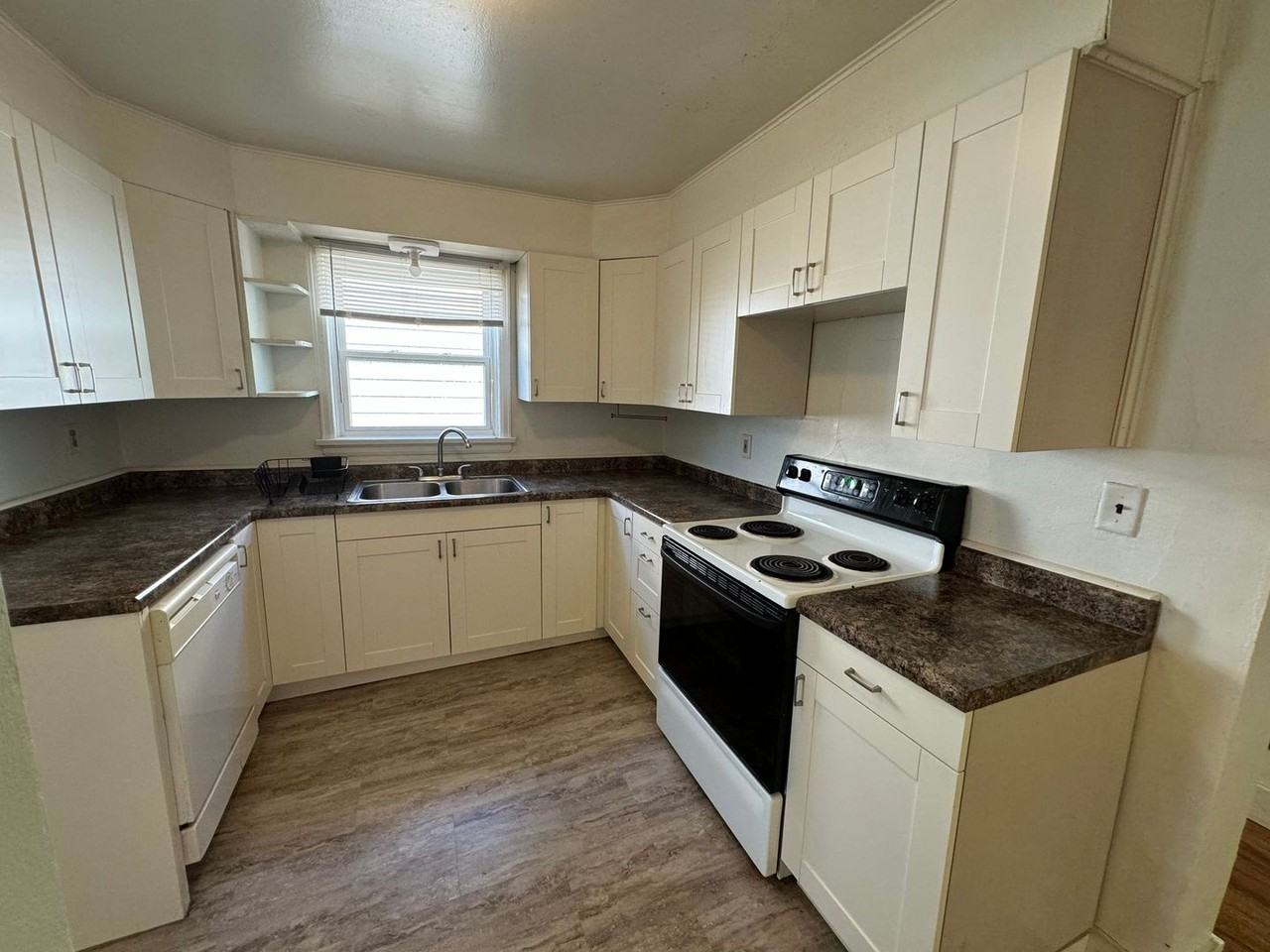 1318 E 11th St - Photo 7 of 15