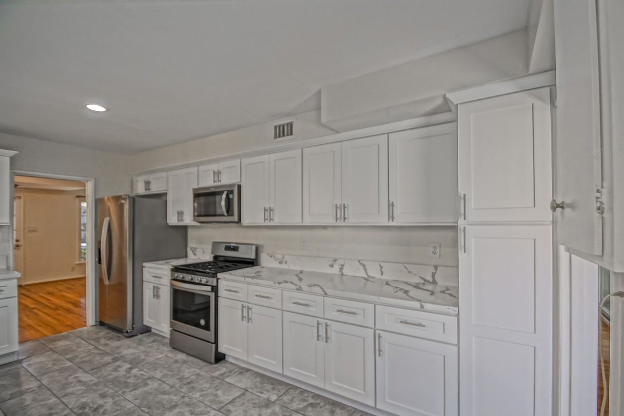 11121 Garfield Ave - Photo 2 of 46