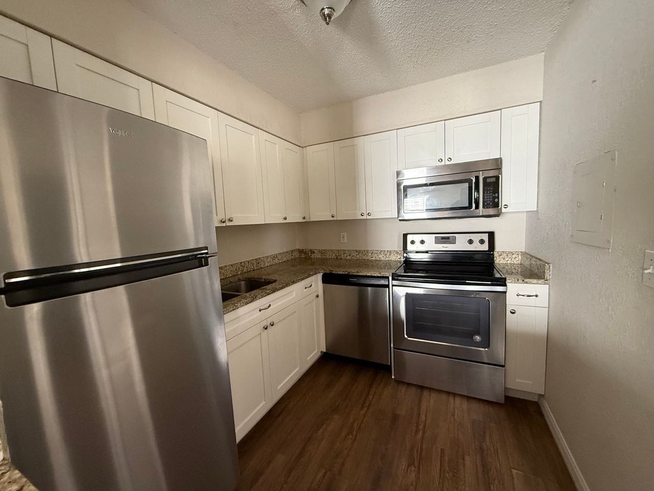 673 Haven Pl - Photo 5 of 9