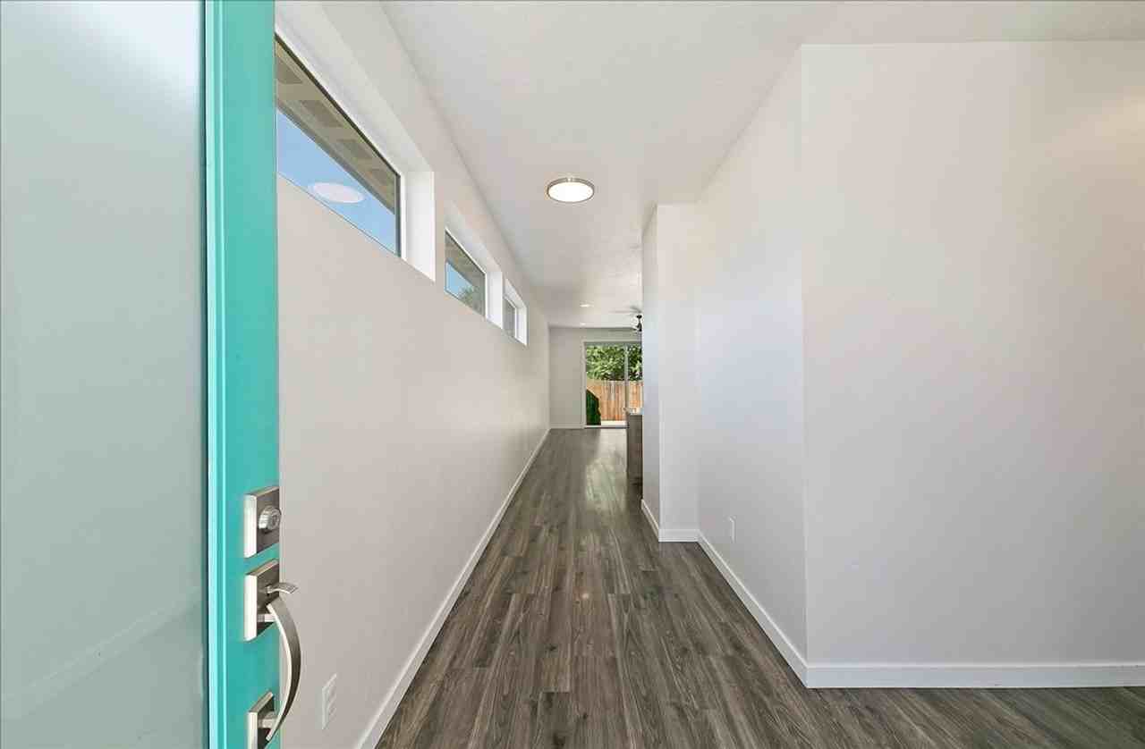 2715 N Carmen Ave - Photo 3 of 27