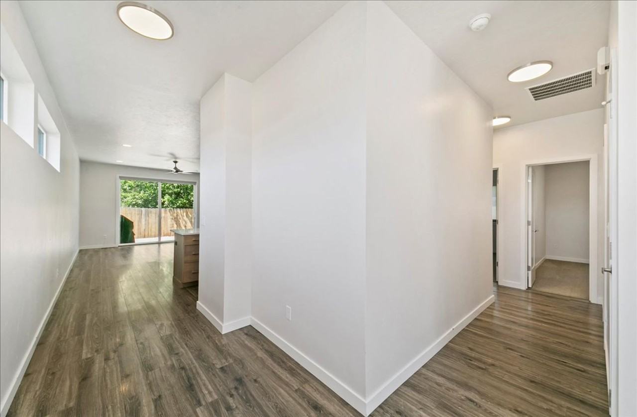 2715 N Carmen Ave - Photo 4 of 27