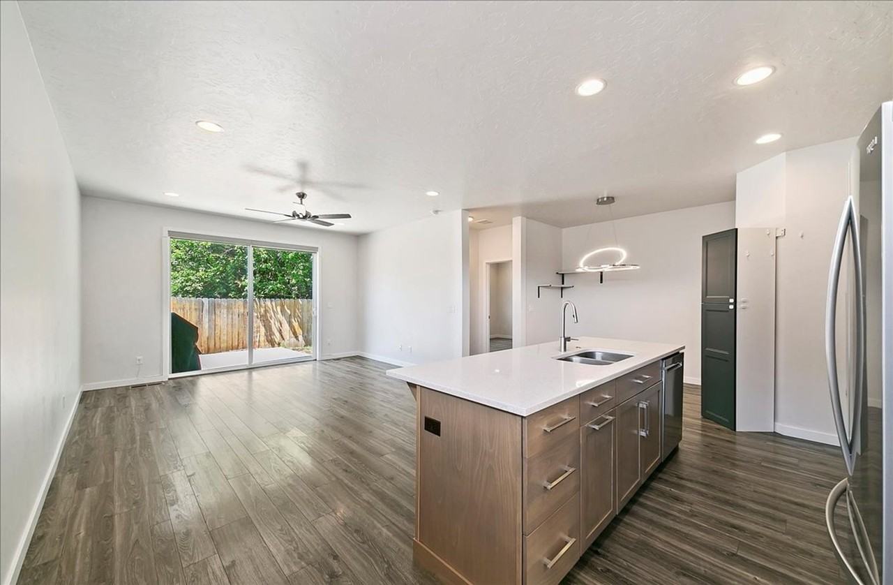 2715 N Carmen Ave - Photo 5 of 27