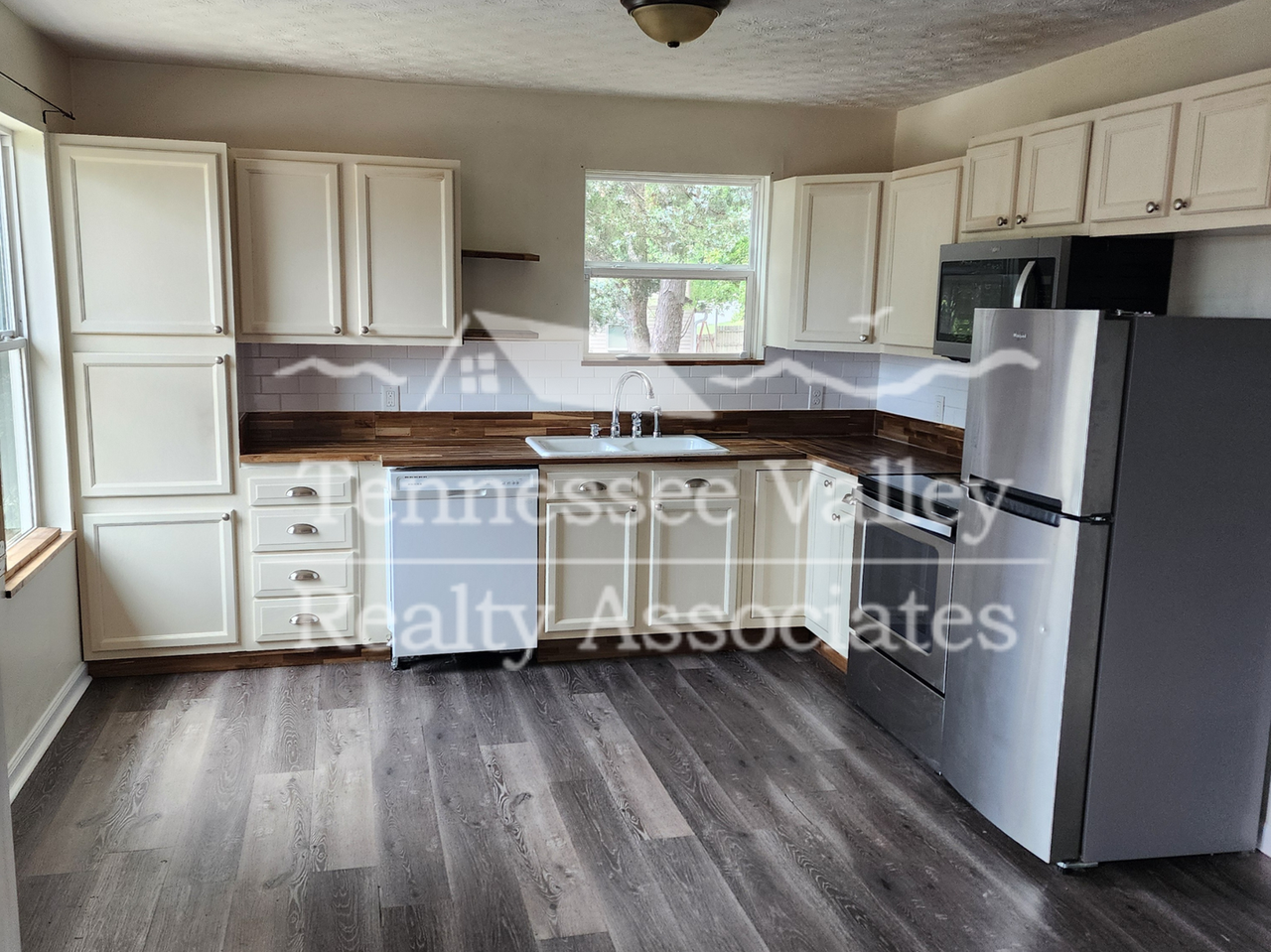 1509 Brown Ave - Photo 2 of 8