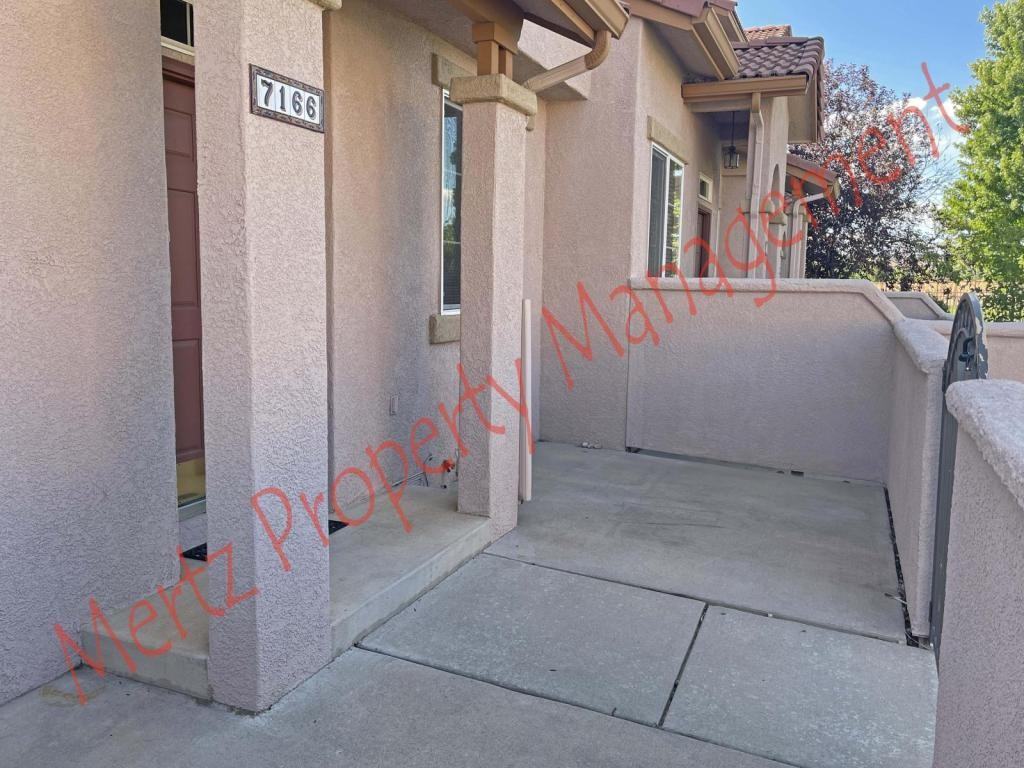 7166 Sand Crest Vw - Photo 3 of 38