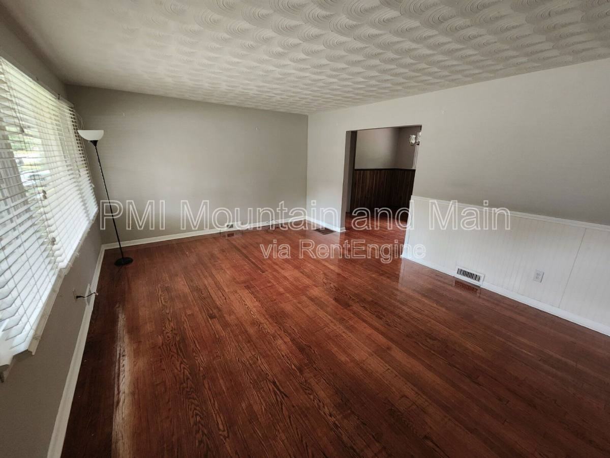 317 N Hillandale Dr - Photo 2 of 10