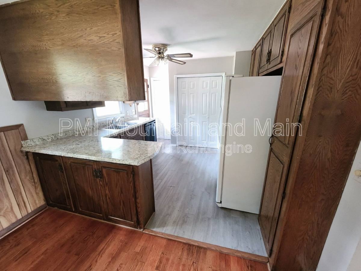 317 N Hillandale Dr - Photo 3 of 10