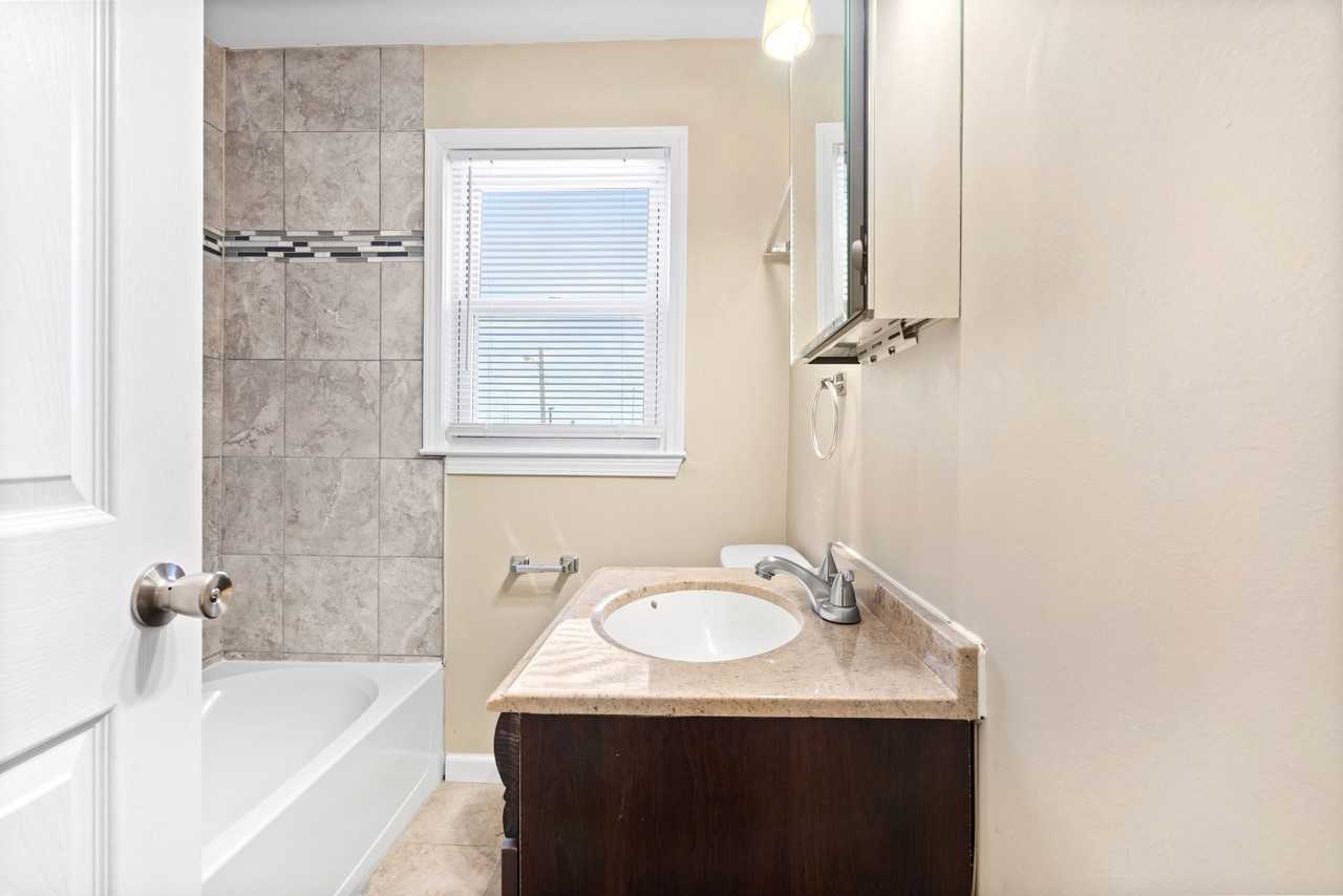 12865 Eureka Rd #2R - Photo 2 of 11