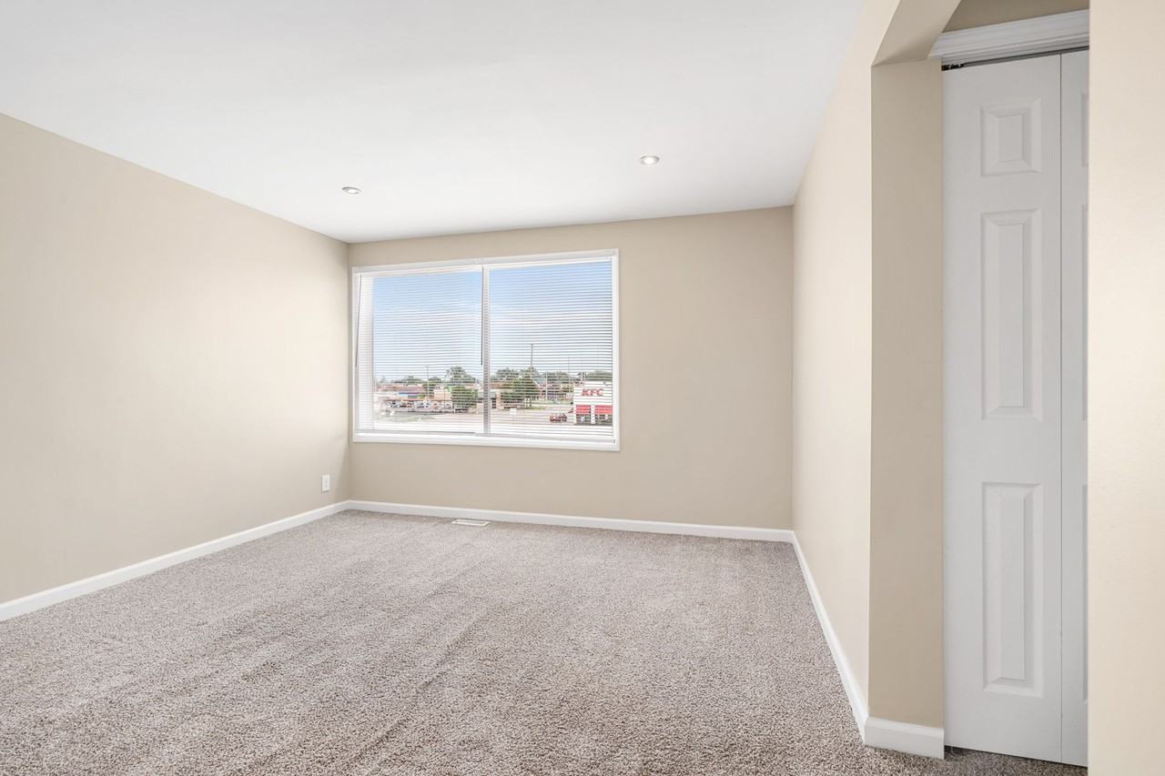 12865 Eureka Rd #2R - Photo 3 of 11