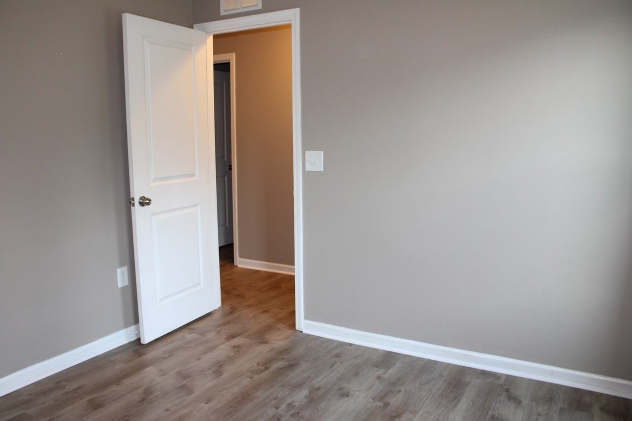 138 Lyonshall St - Photo 4 of 34