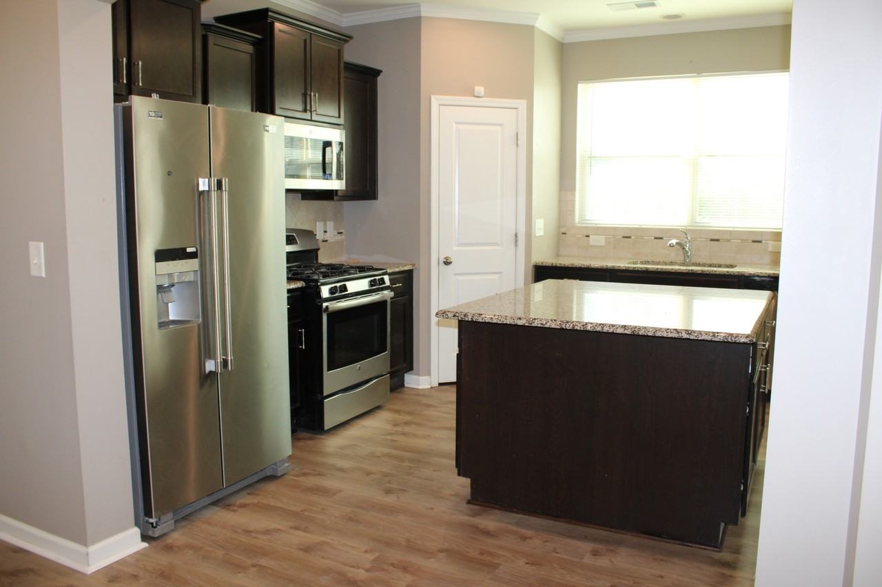 138 Lyonshall St - Photo 3 of 34