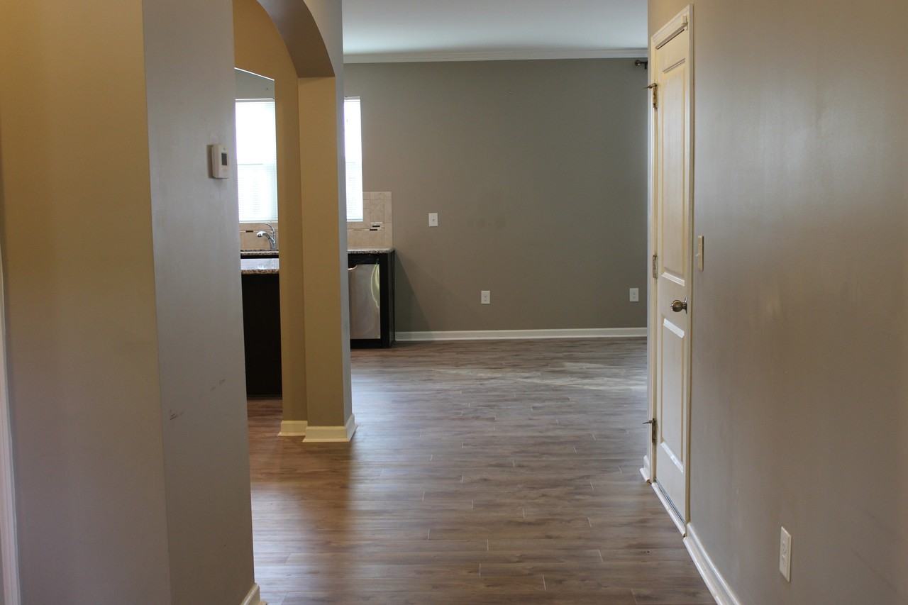 138 Lyonshall St - Photo 4 of 34