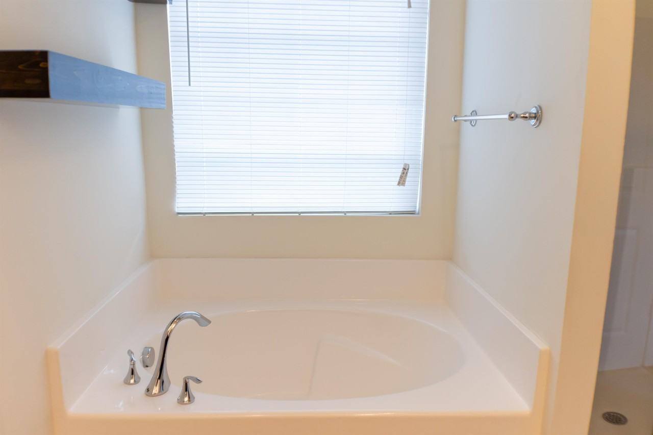 138 Lyonshall St - Photo 7 of 34