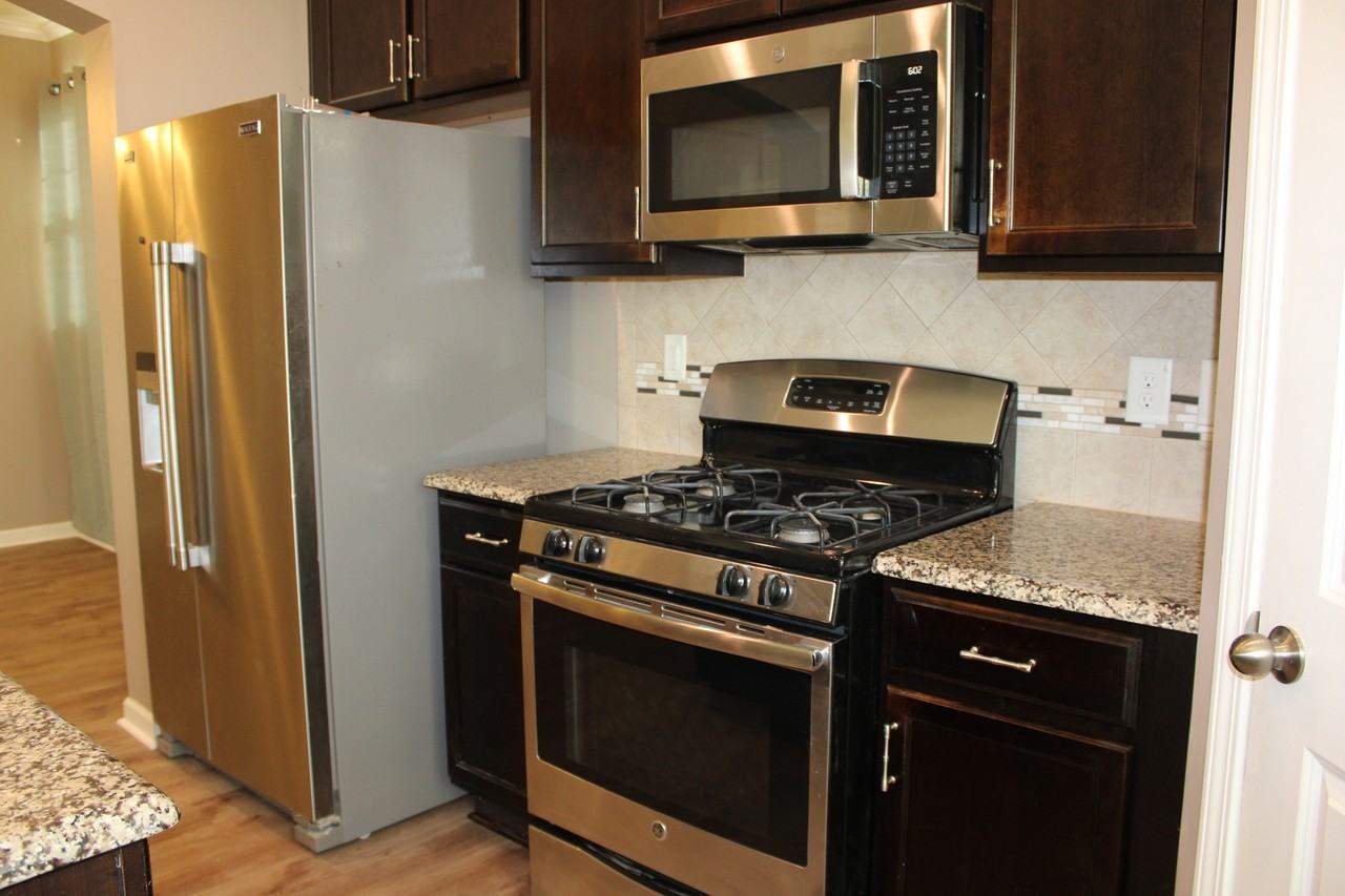 138 Lyonshall St - Photo 3 of 34