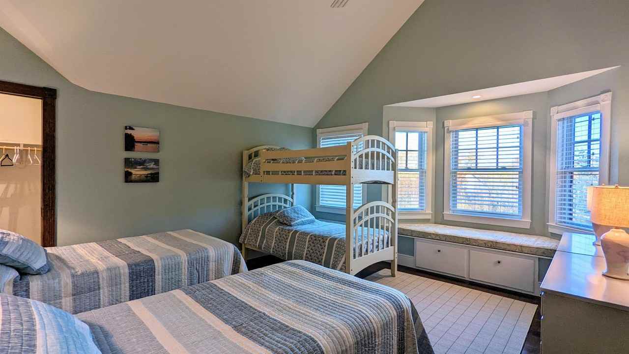 133 Waukewan St - Photo 3 of 50