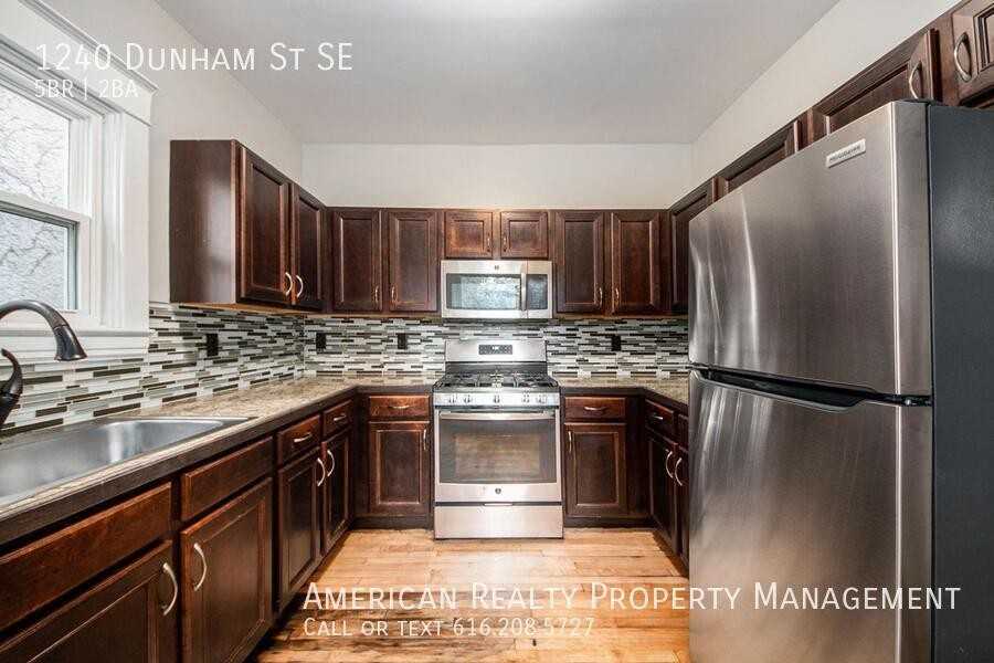 1240 Dunham St Se - Photo 4 of 17