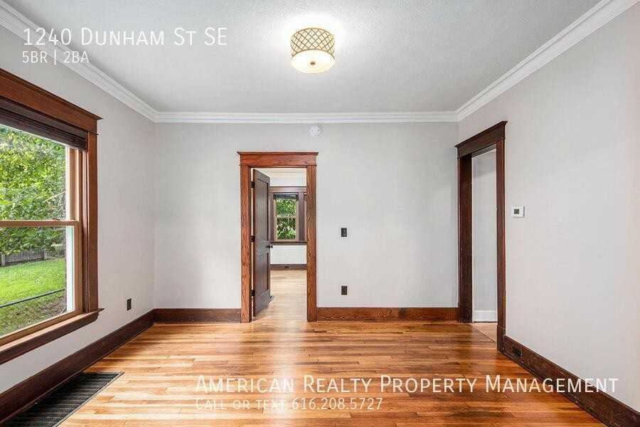 1240 Dunham St Se - Photo 5 of 17