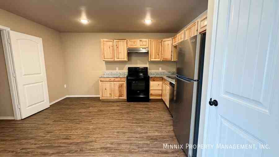 2402 N Avenue P - Photo 6 of 26