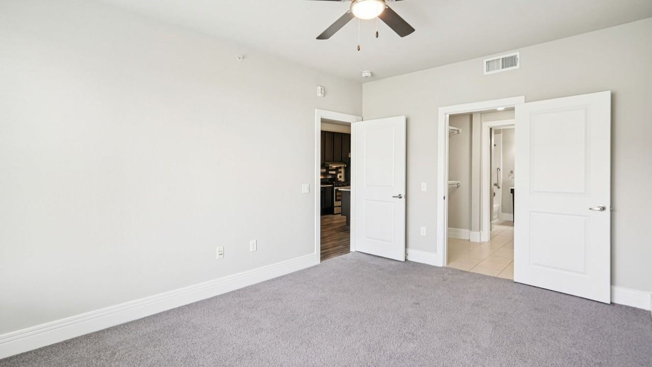 Oaks 5th Street Crossing at City Center - Photo 3 of 48