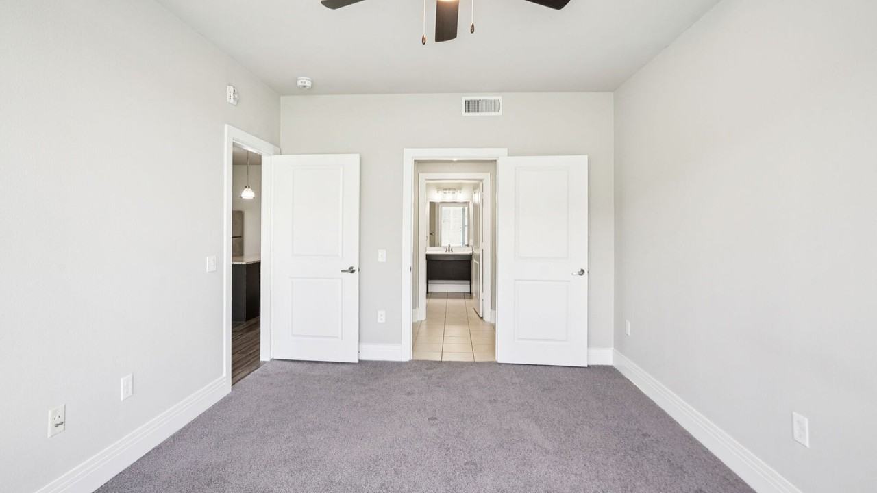 Oaks 5th Street Crossing at City Center - Photo 5 of 48