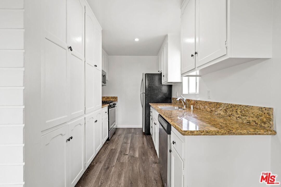 11930 Mayfield Ave #7-7 - Photo 3 of 7