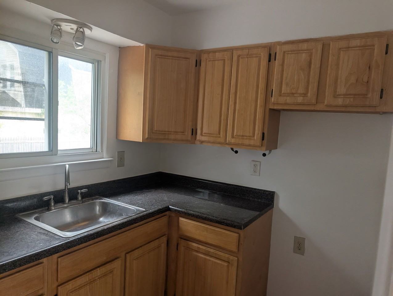 1599 Leonia - Photo 2 of 11