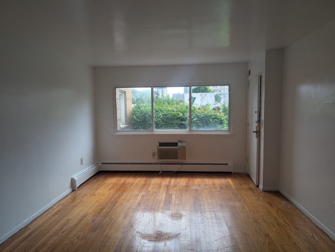 1599 Leonia - Photo 3 of 11