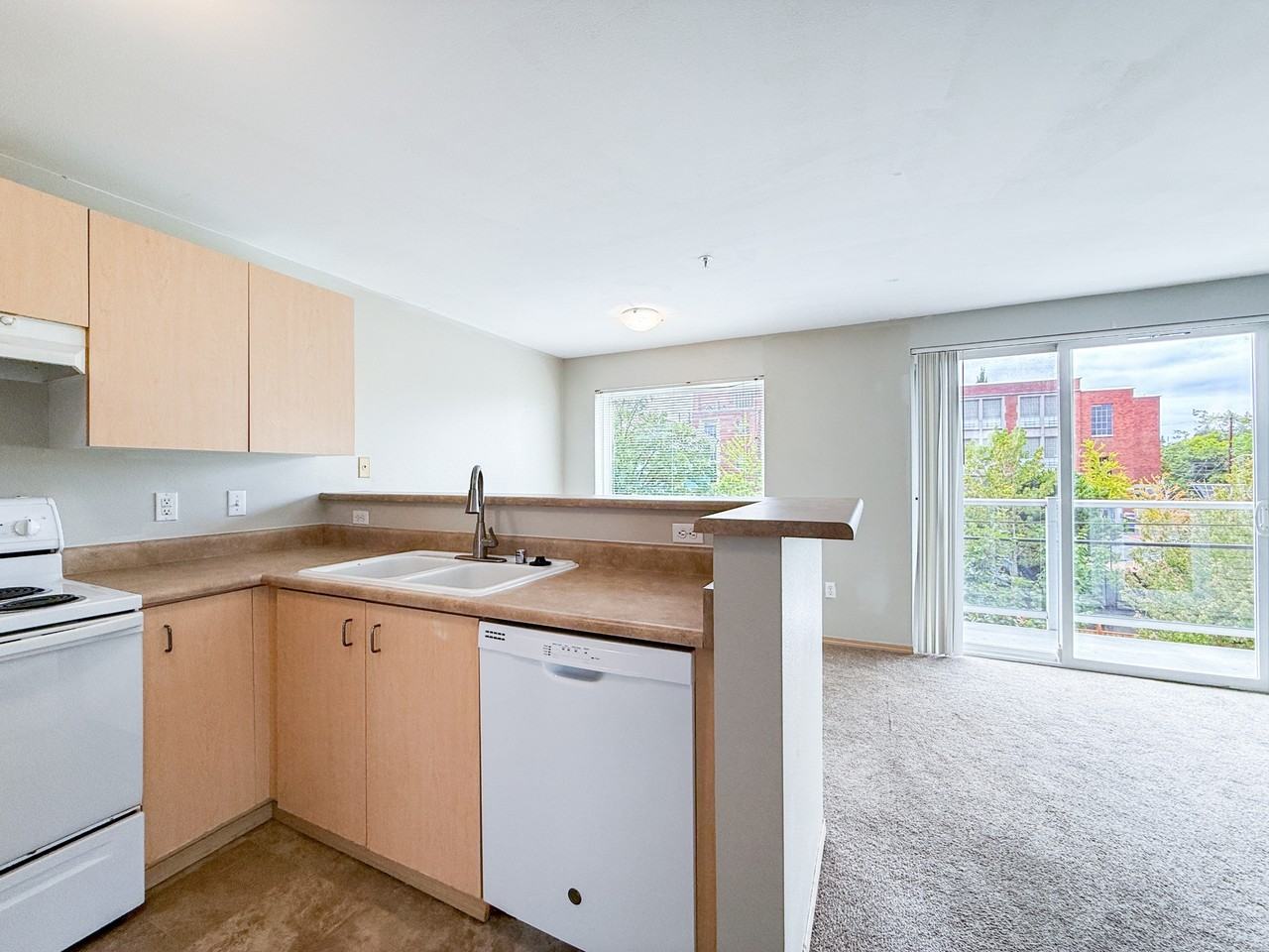 5200 Roosevelt Way NE, Seattle - Photo 5 of 19